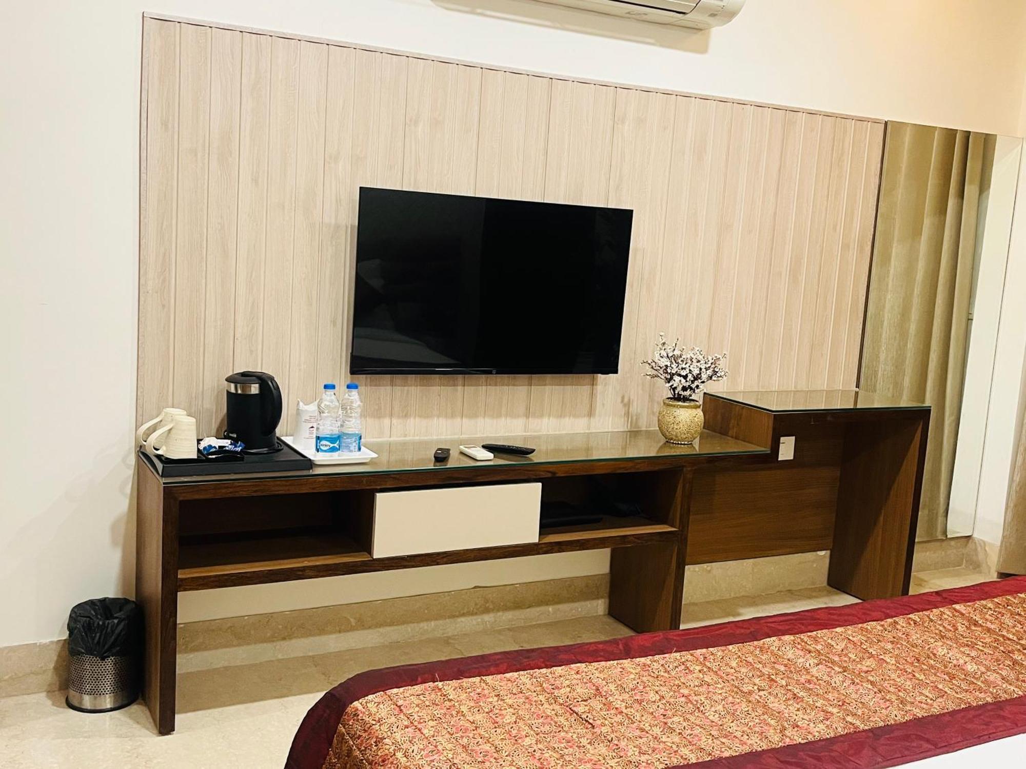Gazebo Inn&Suites Medanta Gurgaon Bagian luar foto